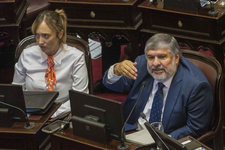 Anabel Fernández Sagasti y José Mayans en el Senado.