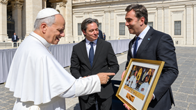El papa León XIV recibe una&nbsp; foto especial del intendente de Luján, Leonardo Boto