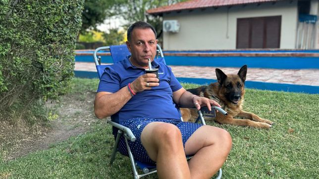 Abel Sabarots en su casa de General Acha, la ciudad más importante del sur de La Pampa, junto a su perro Barack.