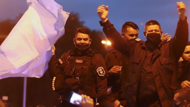 el oxido que corroe a la autoridad democratica