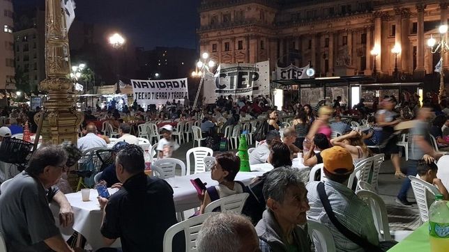 con criticas a macri, organizaciones sociales celebraron navidad en el congreso