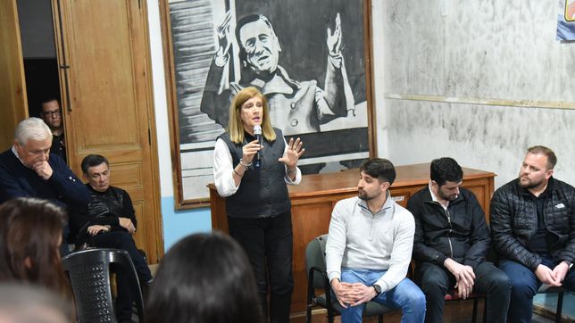 Durante un acto en la departamental del PJ en Concepción del Uruguay, la intendenta de Paraná, Rosario Romero, junto a su par José Eduardo Lauritto. En la foto, sentados el secretario de Gobierno y Coordinador de Gabinete, Santiago Halle; el secretario de Hacienda y Producción, Alexis Bilbao; y, el secretario de Servicios Públicos, Julián Hirschfeld. Parado, el senador provincial Martín Oliva.