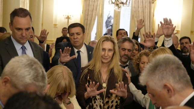 Manuel Adorni y Karina Milei, bendecidos por pastores evangélicos en la Casa Rosada