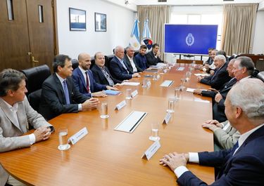 Guillermo Ferraro con algunos de sus colaboradores en la reunión con el Círculo Rojo de la construcción.