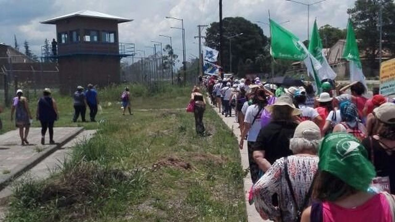 Jallalla: crónica de una movilización de mujeres al penal de Alto Comedero
