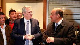 Fernández se reúne con la UIA y la CGT para diseñar su pacto social