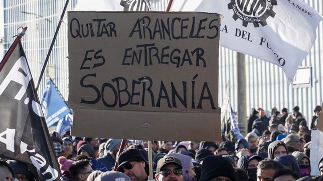 El Gobierno oficializó la baja de aranceles para importar celulares a horas de la huelga en Tierra del Fuego