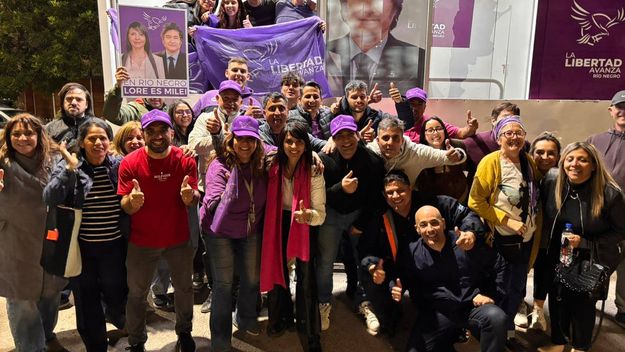 Natalia Chemor y Lorena Villaverde, en el centro de los festejos del domingo en Río Negro. 