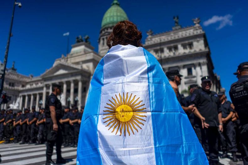 Javier Milei, Toto Caputo y un ajuste que amenaza con un shutdown