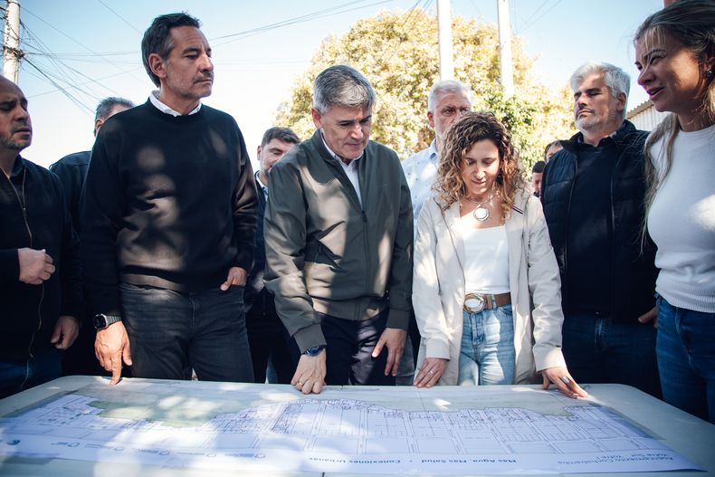 El intendente de Córdoba, Daniel Passerini, junto a Miguel Siciliano y Laura Jure.&nbsp;