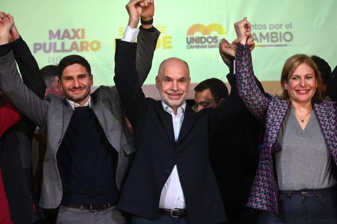 Horacio Rodríguez Larreta con Maximiliano Pullaro y Gisela Scaglia tras la victoria en Santa Fe