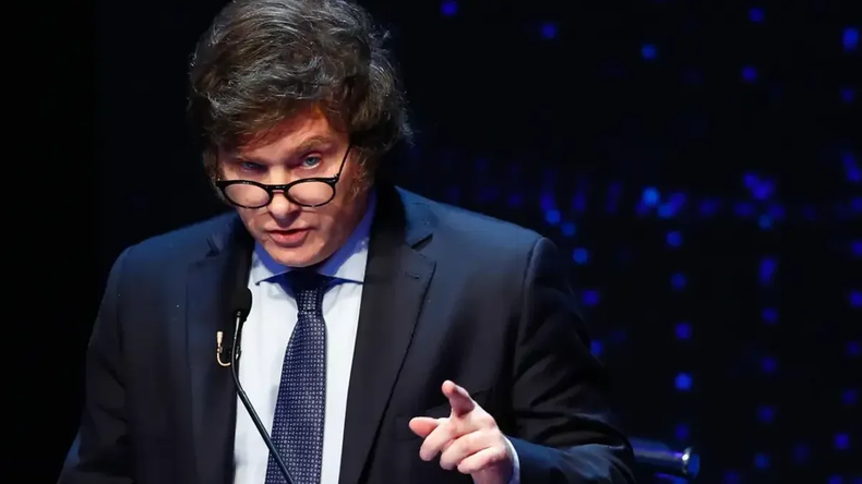 Javier Milei celebra un superávit trimestral que tambaleó en marzo