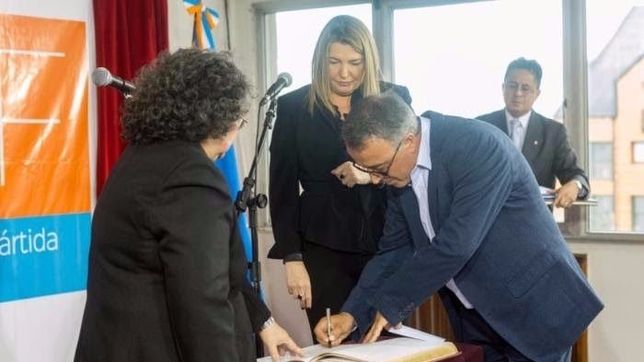 bertone enfrenta su primera crisis: renuncia en el gabinete y pelea con los gremios