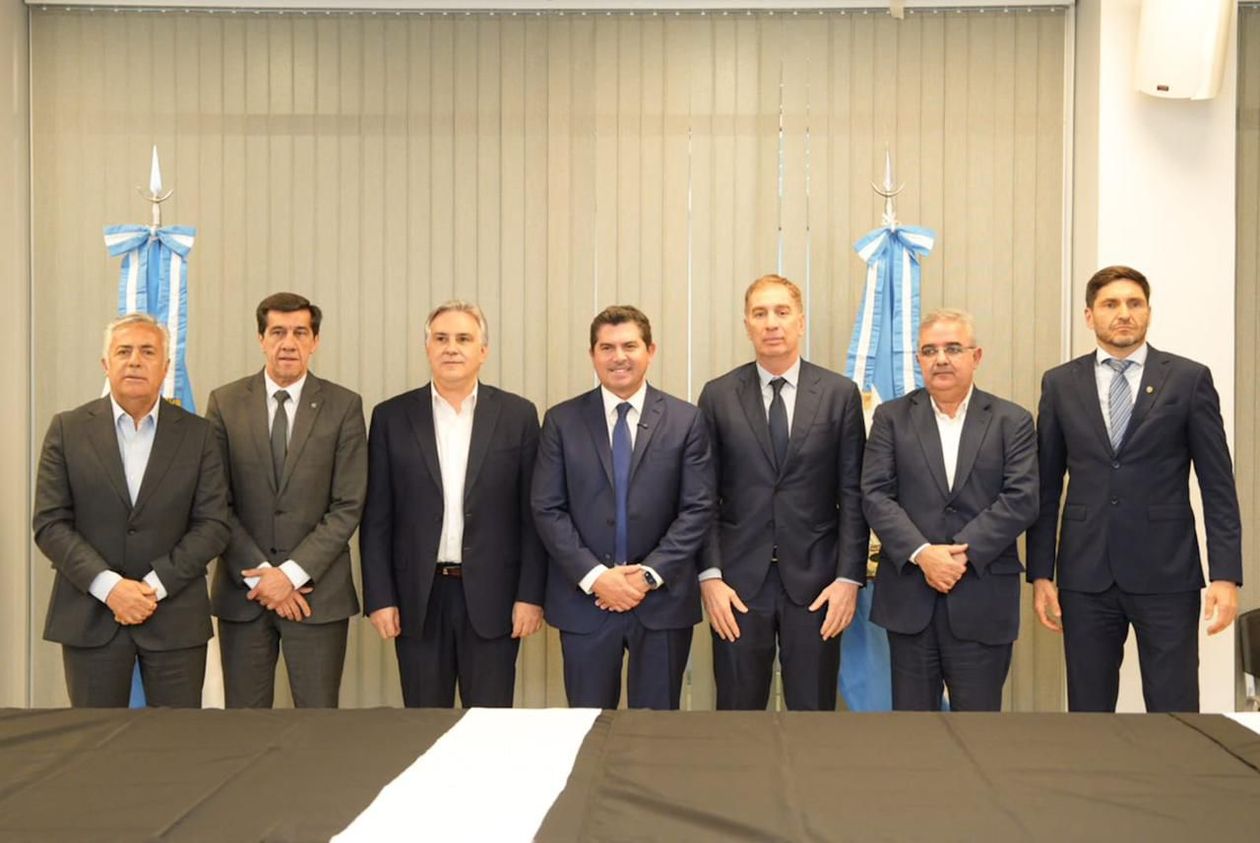 Diego Santilli se reunió con seis gobernadores en San Juan.&nbsp;