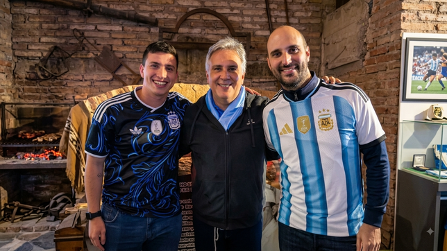 Martín Llaryora y Nahuel Escobar (izq), influencer del PJ de Córdoba