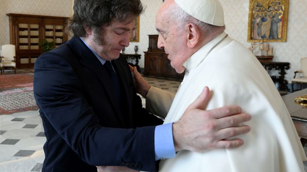 Javier Milei con el papa Francisco. Cabeza gacha.