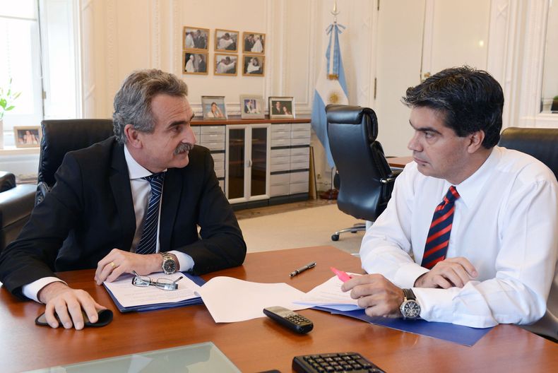 Agustín Rossi y Jorge Capitanich, en 2013: hace 11 años eran ministro de Defensa y jefe de Gabinete de la segunda presidencia de CFK.