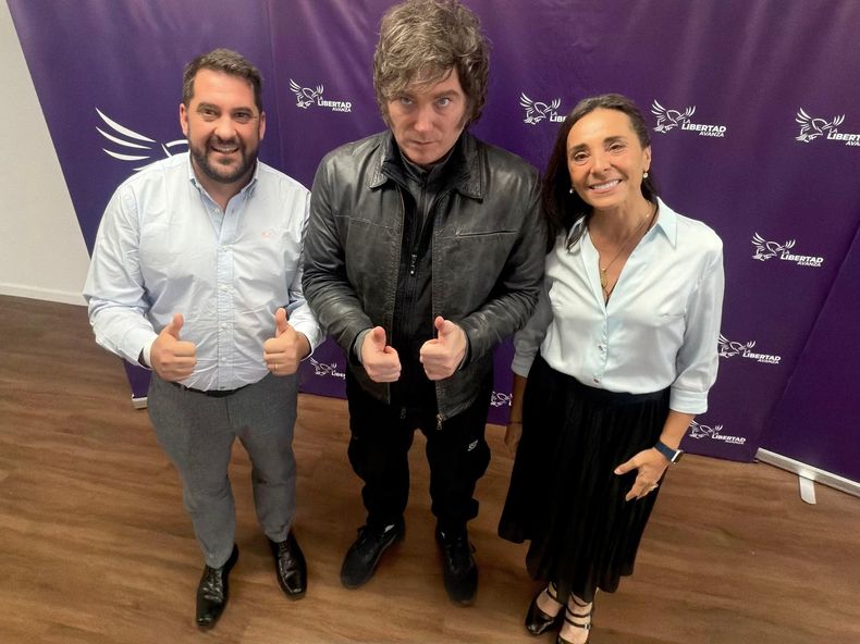 Javier Milei junto a Alfredo Gonzáles y Bárbara Andreussi, candidatos electos en la Provincia de Jujuy