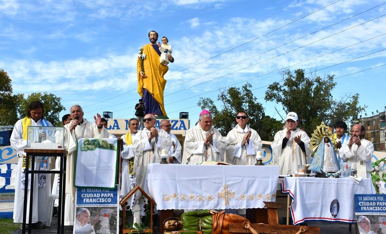 Barrios populares: quiénes son los cruzados de la Iglesia que chocan con Javier Milei