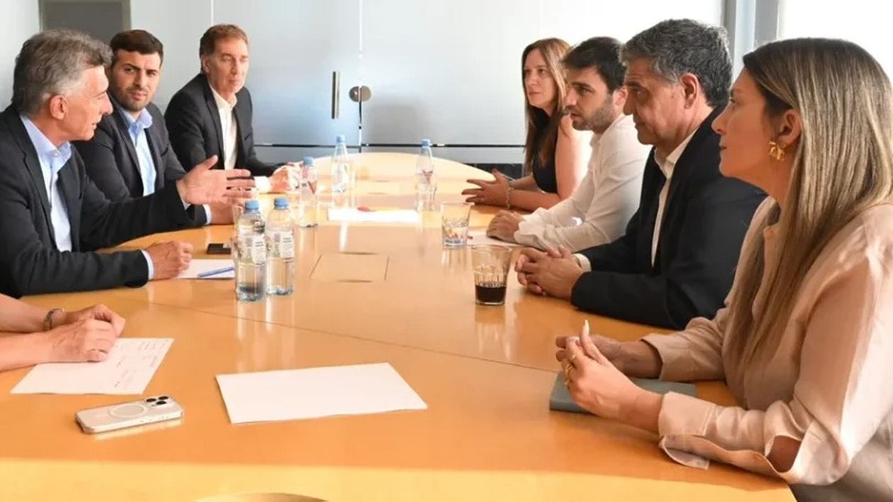 Mauricio Macri en la mesa partidaria del PRO.