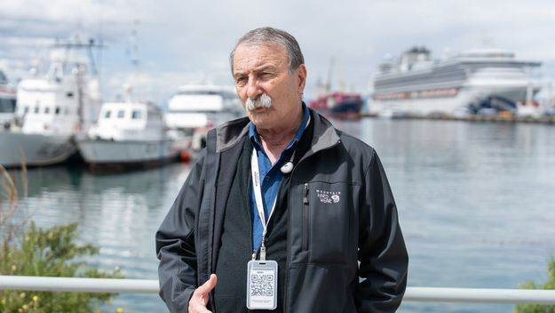 Roberto Murcia, el director provincial de puertos de Tierra del Fuego, en medio de la tormenta