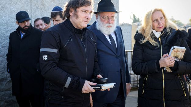 Javier Milei, Eduardo Elsztain y Karina Milei en la tumba del rabino milagroso de Nueva York