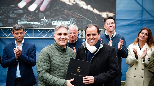 Martín Llaryora y Juan Manuel Llamosas en una entrega de créditos del Banco de Córdoba