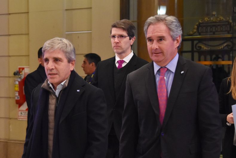 El ministro de Economía Luis Toto Caputo y el secretario de Finanzas, Pablo Quirno, apuestan todo o nada a contener el dólar antes de las elecciones del domingo. 