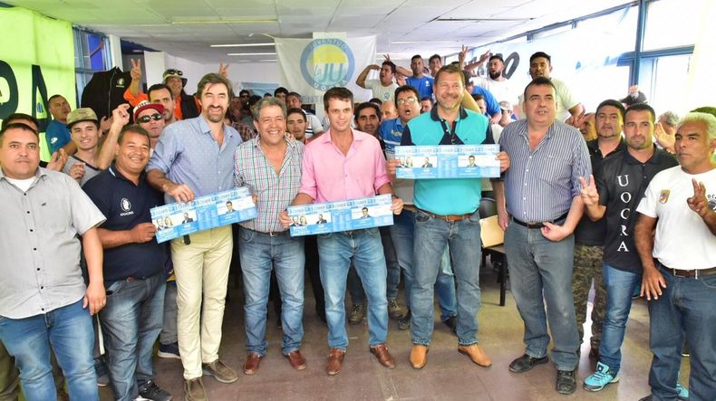 Ángel Giano, Enrique Cresto y Armando Gay, con las boletas de la elección en mano durante una actividad de campaña en la UOCRA.