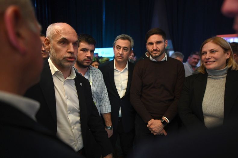 Horacio Rodríguez Larreta junto a Maximiliano Pullaro, Gisela Scaglia, Pablo Javkin y Leonel Chiarella, intendente de Venado Tuerto