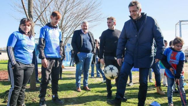 Pensando en el alargue: Sergio Massa hace jueguito con la pelota.&nbsp;