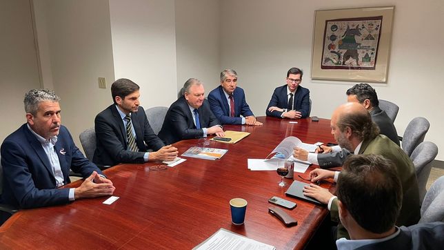 Maximiliano Pullaro y su equipo en el BID para buscar fondos para obra pública para Santa Fe