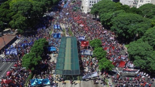 masiva marcha de los movimientos sociales contra el ajuste y el tarifazo