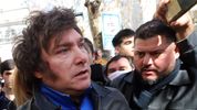 le apuntan a santiago caputo por el flojo debate de milei: arde lla