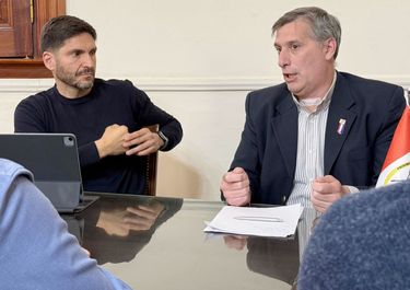 Maximiliano Pullaro junto a su ministro de Economía, Pablo Olivares.