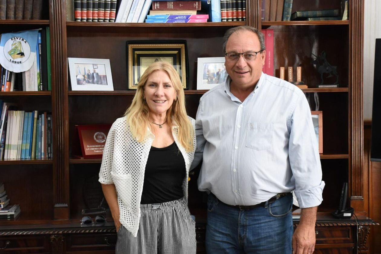 El intendente de General Alvear Ramón Capra, en su despacho con la diputada provincial Alejandra Lordén.