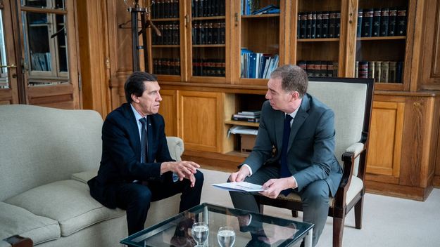 Carlos Sadir junto a Diego Santilli, el negociador de la Casa Rosada para quitar las PASO.