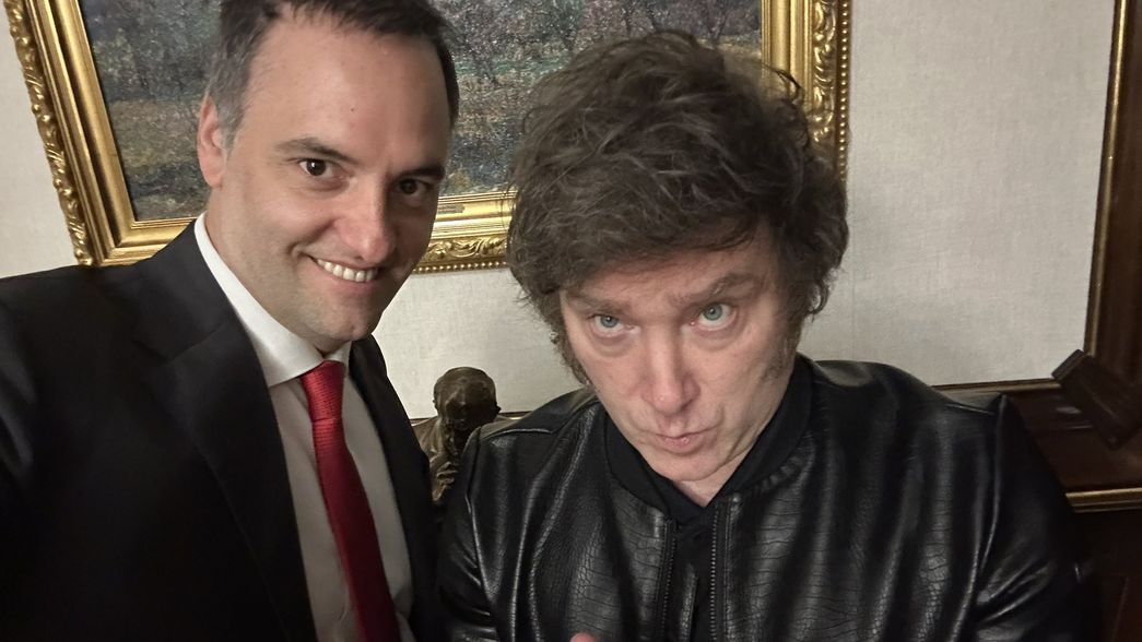 Milei banca a Adorni y llama conjunto de ignorantes a la prensa acreditada en la Casa Rosada