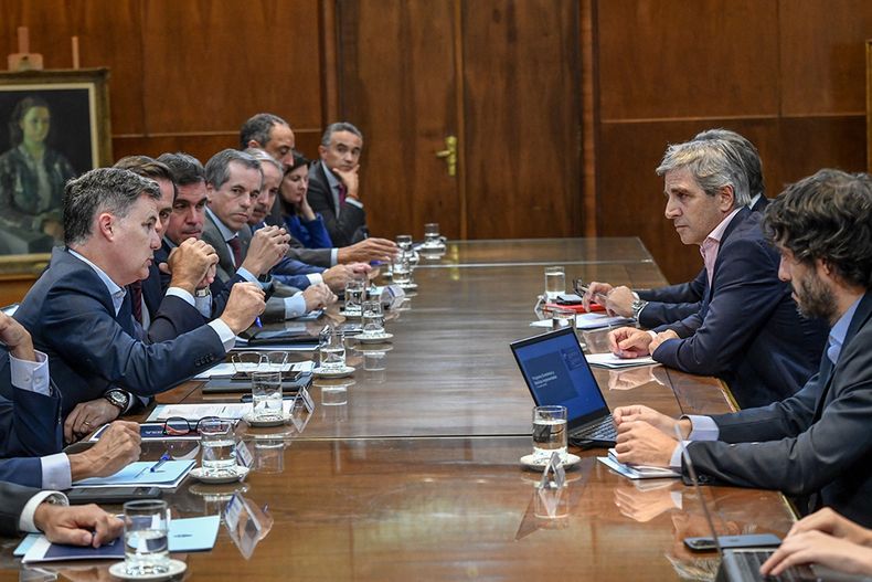 Toto Caputo y otros funcionarios de Javier Milei con integrantes de ADEFA