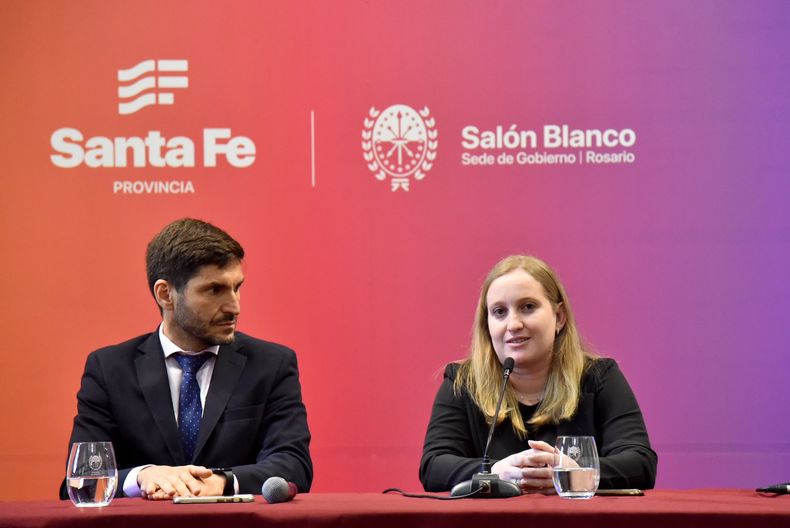 Maximiliano Pullaro y la ministra de Igualdad y Desarrollo Humano, Victoria Tejeda