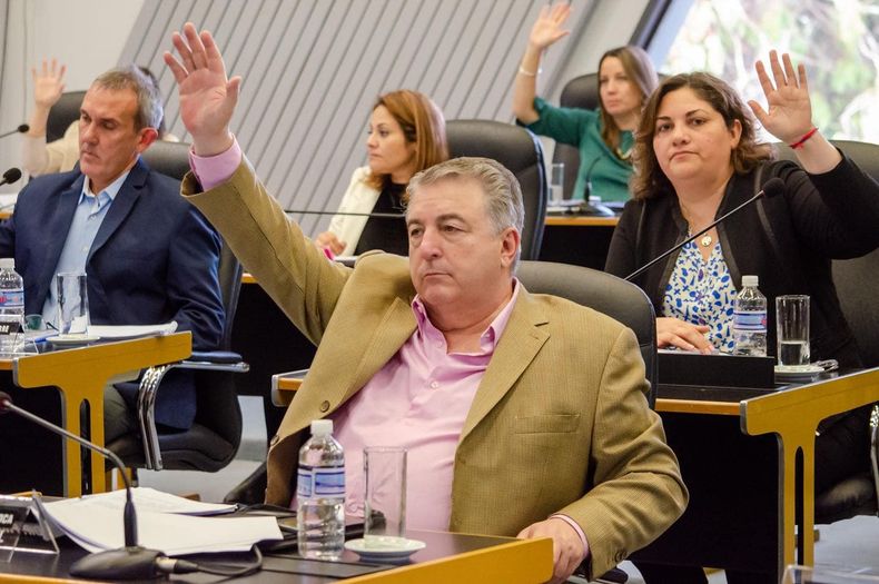 Los unos y los otros: el bloque peronista impulsa el proyecto para afrontar la emergencia alimentaria en La Pampa, la oposición duda y cuestiona, pero al menos este jueves dio cuórum.