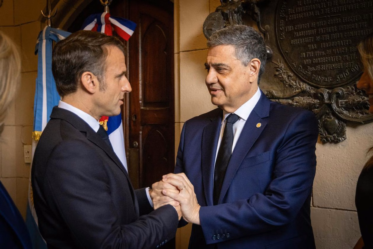 Jorge Macri le entregó la Llave de la Ciudad a Emmanuel Macron durante su visita a Buenos Aires.