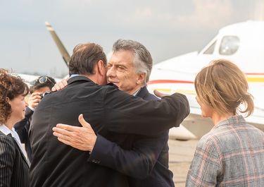 Pedro Dellarossa y Sara Majorel recibiendo a Mauricio Macri en Marcos Juárez