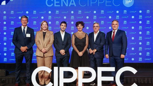 La directora ejecutiva de CIPPEC, Gala Díaz Langou, con los gobernadores Nacho Torres, Martin Llaryora y Raúl Jalil y los vices Gustavo Menna y Gisela Scaglia.  