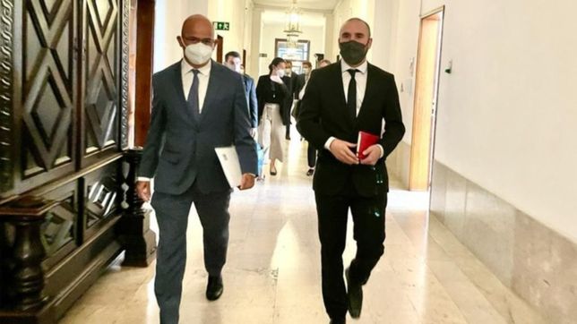 tudo bem: lobby paralelo de guzman con pulgar arriba de su colega portugues