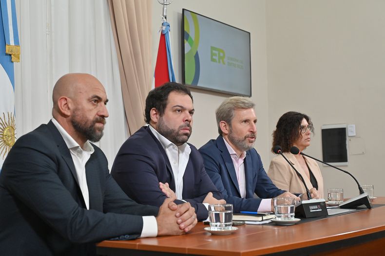 Mariano Gallegos (interventor del IOSPER), Manuel Troncoso (ministro de Gobierno), Rogelio Frigerio (gobernador) y Marina Alegre (subinterventora).