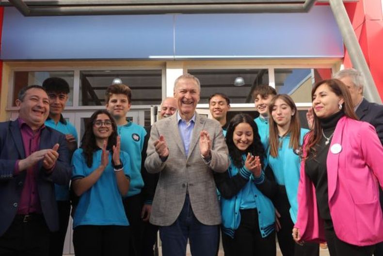 Schiaretti inauguró una nueva escuela en Dean Funes y aprovechó para reafirmar su defensa a la educación pública.&nbsp;