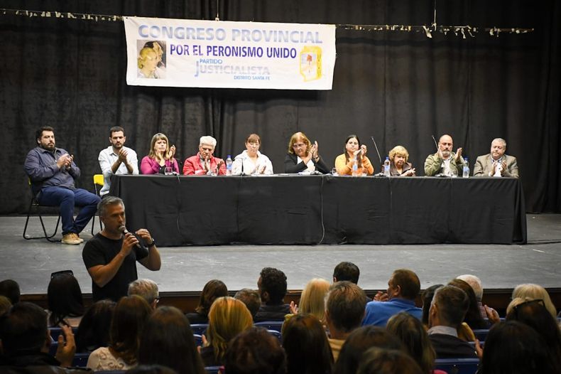Leandro Busatto, referente del rossismo, en el &uacute;ltimo congreso del PJ santafesino.