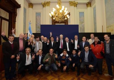 Pese a las promesas, ni Espinoza ni los intendentes le aseguraron los votos a Domínguez