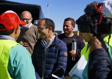 Bono y aumento del básico: el intendente de Bolívar se sumó al salvataje